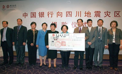 2008年5月14日上午，張燕玲副行長將一張面額1,000萬的現(xiàn)金支票交到了中國紅十字會(huì)總會(huì)彭珮云會(huì)長手中，代表中國銀行向汶川地震受災(zāi)地區(qū)人民捐款。