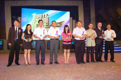 Dejian Liu, chairman of NetDragon, posed for a photo with outstanding employees at the celebration