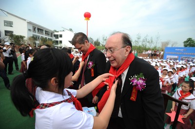 Vice President of Wamart Global Sourcing Ken Lanshe plays with students