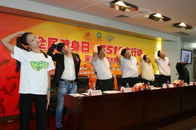 Representatives from the organizers of‘3510 Health for All’ (General Administration of Sports for China, Touchmedia, China Communist Youth League Beijing Municipal Committee, China Sports Media Group) do the in-taxi workout