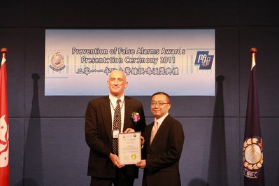 Edmond Cheung, General Manager for ADT Security Hong Kong and Macau receiving the award from Mr S.A Carruthers, Chief Superintendent of Police.