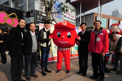 （從左至右）上海市血液中心副主任沈行峰、上海市血液中心主任朱永明、觸動(dòng)傳媒創(chuàng)始人兼執(zhí)行主席馮暉中、上海市紅十字會(huì)常務(wù)副會(huì)長馬強(qiáng)、“獻(xiàn)血達(dá)人”陳澤人