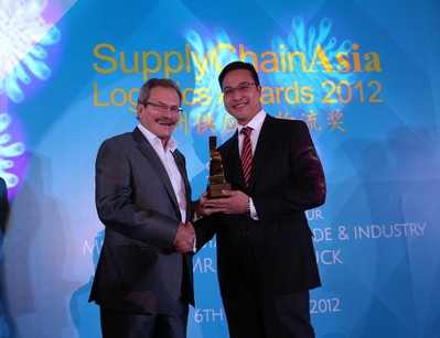 Wilson Lee (on the right), CEVA's Vice President for Airfreight Procurement, Asia Pacific, received the Airfreight Forwarder of the Year from the event sponsor at Supply Chain Asia Logistics Awards 2012.