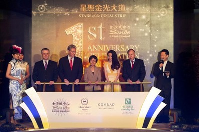 Officiating guests celebrate Sands Cotai Central's first anniversary April 11 at a ceremony at the integrated resort’s Paradise Gardens.
 
Left to right: Josef Dolp, Managing Director of Sheraton Macao Hotel, Cotai Central; Edward Tracy, President and Chief Executive Officer of Sands China Ltd.; Maria Helena de Senna Fernandes, Director of the Macau Government Tourist Office; Shu Qi; David Sisk, Executive Vice President and Chief Operating Officer of Sands China Ltd.