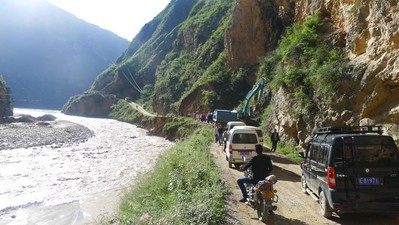 在甘肅面試?yán)铄\記希望廚師途中，遭遇地震造成的道路塌方