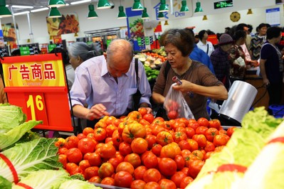 沃爾瑪云南普洱縣全新門店開業(yè)當日，顧客在選購優(yōu)質低價的生鮮商品