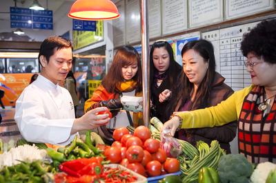 媒體嘉賓與廣州海航威斯汀中餐行政總廚吳天榮一同前往集市，親自挑選“活力食品”食材